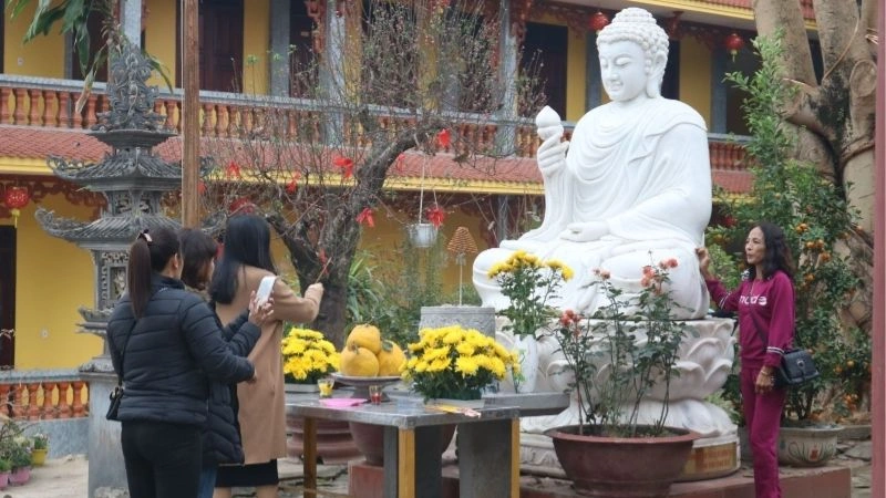 Mơ thấy đi chùa nên theo lô con nào?